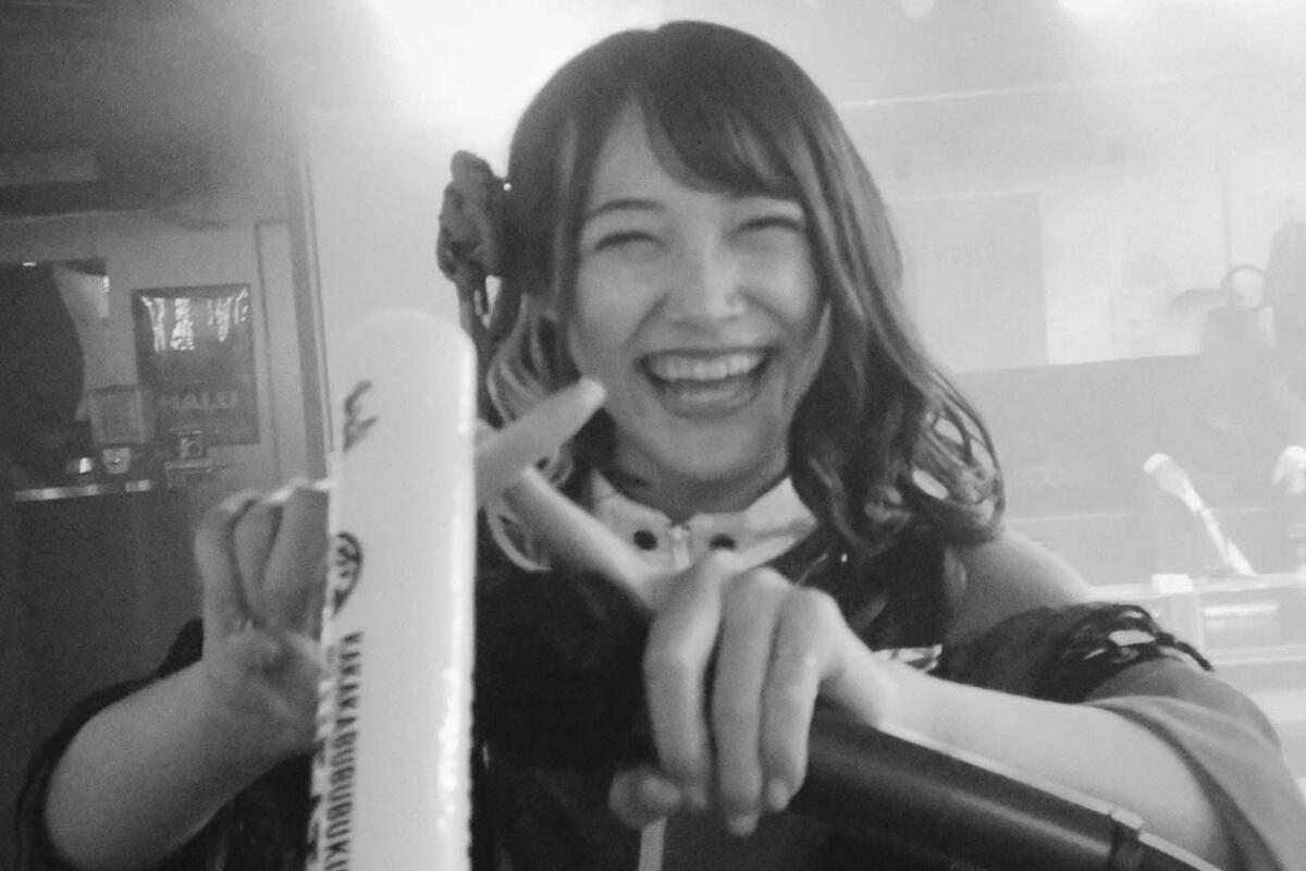 ASAMIさん、センター席にファンが集まっていた