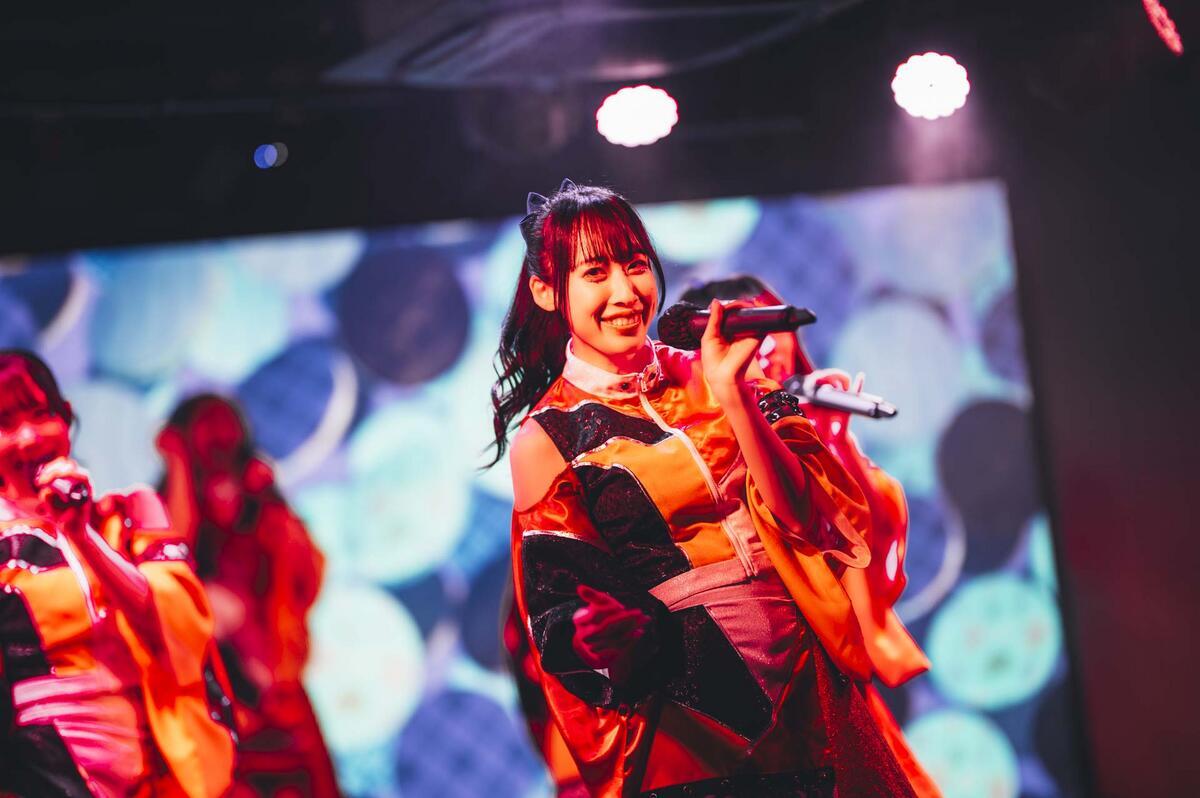 SAYURI氏。たぶん、となりの人を見ての苦笑い