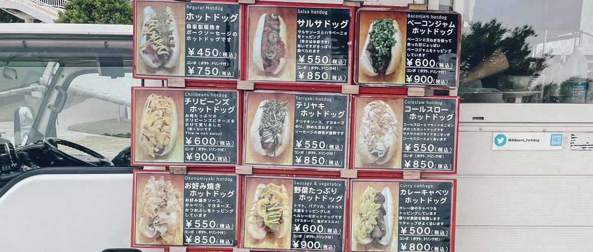 プールのホットドッグ屋。運営の人も結構買ってた
