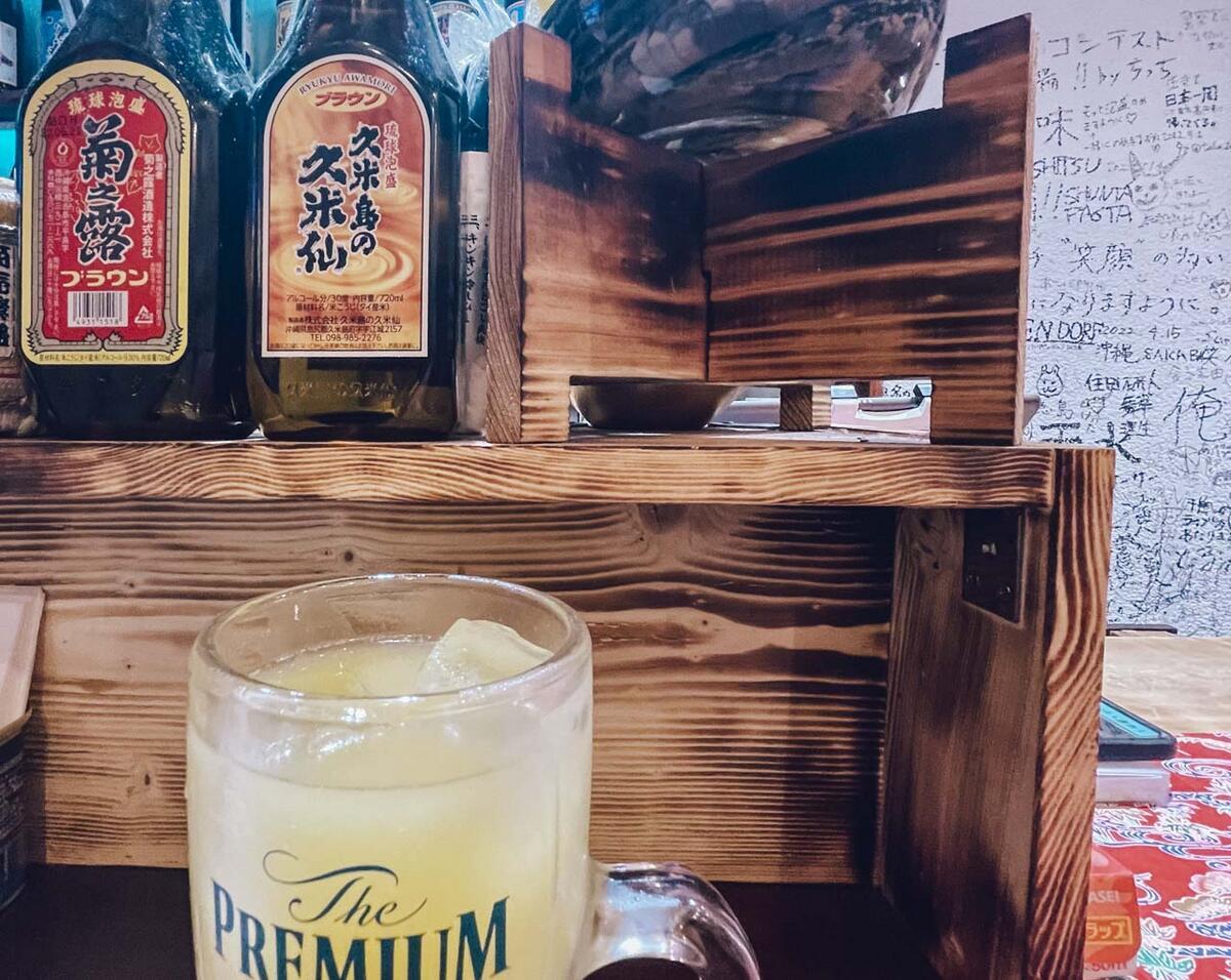 会場近くのシークワーサーサワーとかハブ酒とか